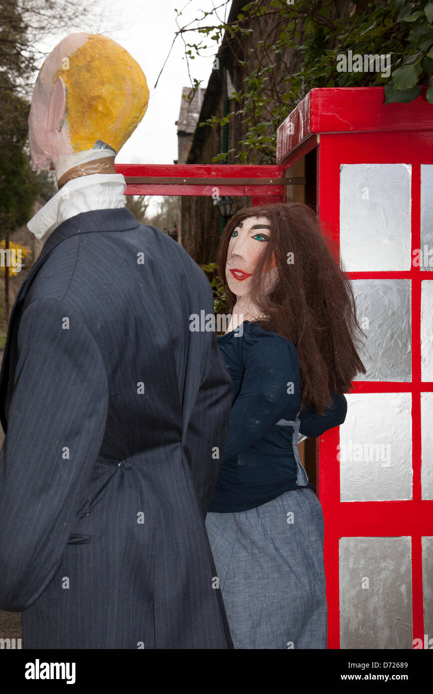 Duc et Duchesse de Cambridge à Wray, Lancaster, vendredi 26 avril, 2013. Kate et William. Appelez la sage-femme à l'épouvantail des tableaux vivants Festival, fondé en 1995 avec wacky épouvantails construits par les villageois pour récolter des fonds pour des œuvres de bienfaisance. Banque D'Images