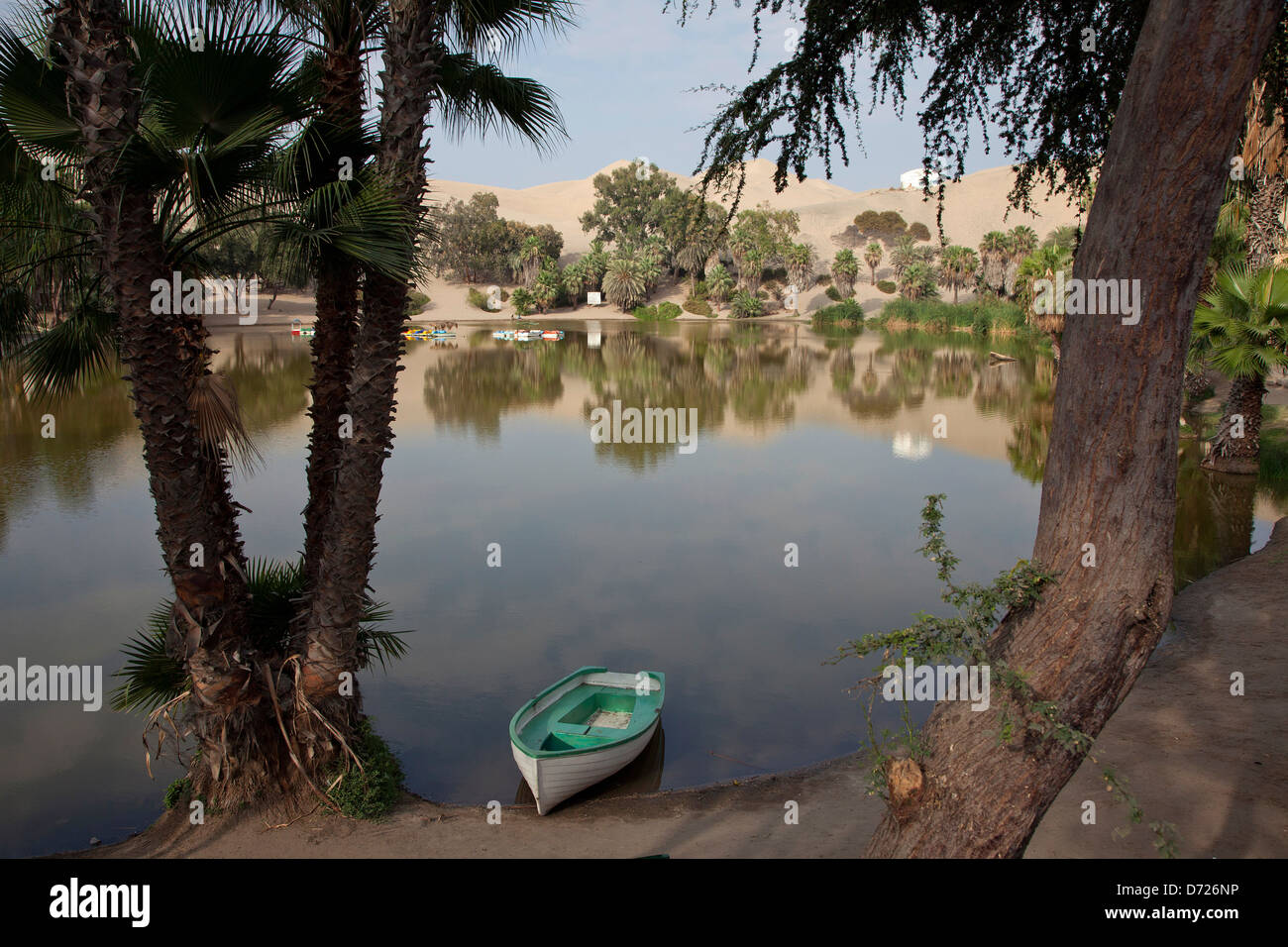 Un petit lac à Huacachina, une oasis village près d'Ica, au Pérou. Banque D'Images