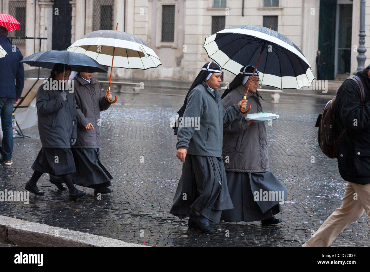 Les nonnes à la hâte, s'abritant sous les parasols sur la Piazza Navona, Rome, Italie Banque D'Images