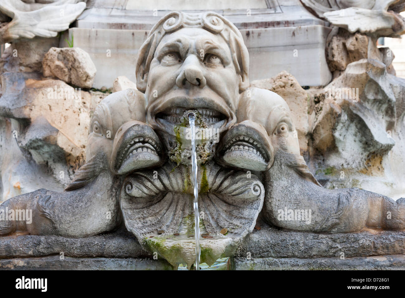 Une gargouille sculptée et le poisson sur la fontaine en face du Panthéon de Rome, Italie Banque D'Images