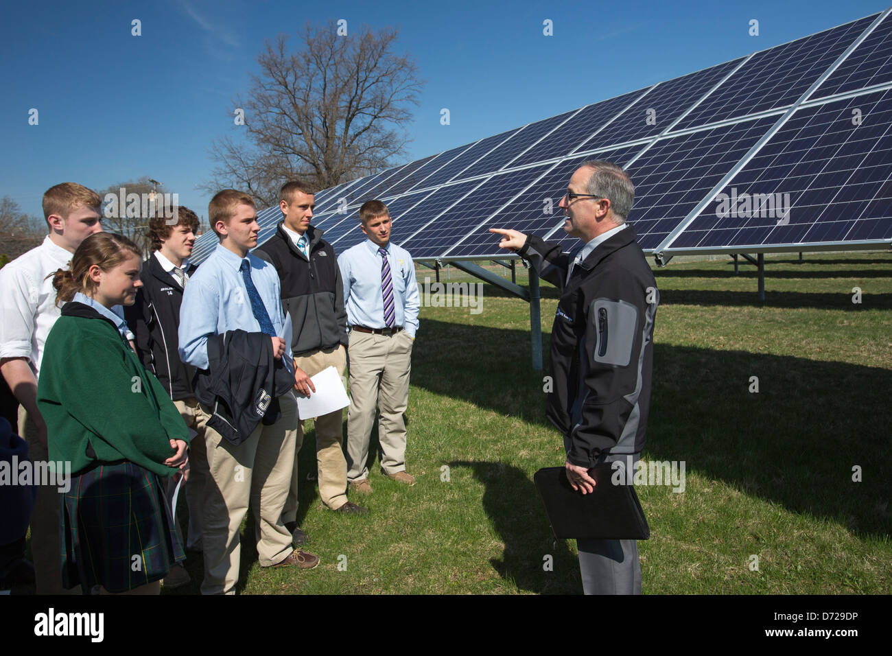L'École secondaire catholique élèves à apprendre au sujet d'un projet d'énergie solaire Banque D'Images