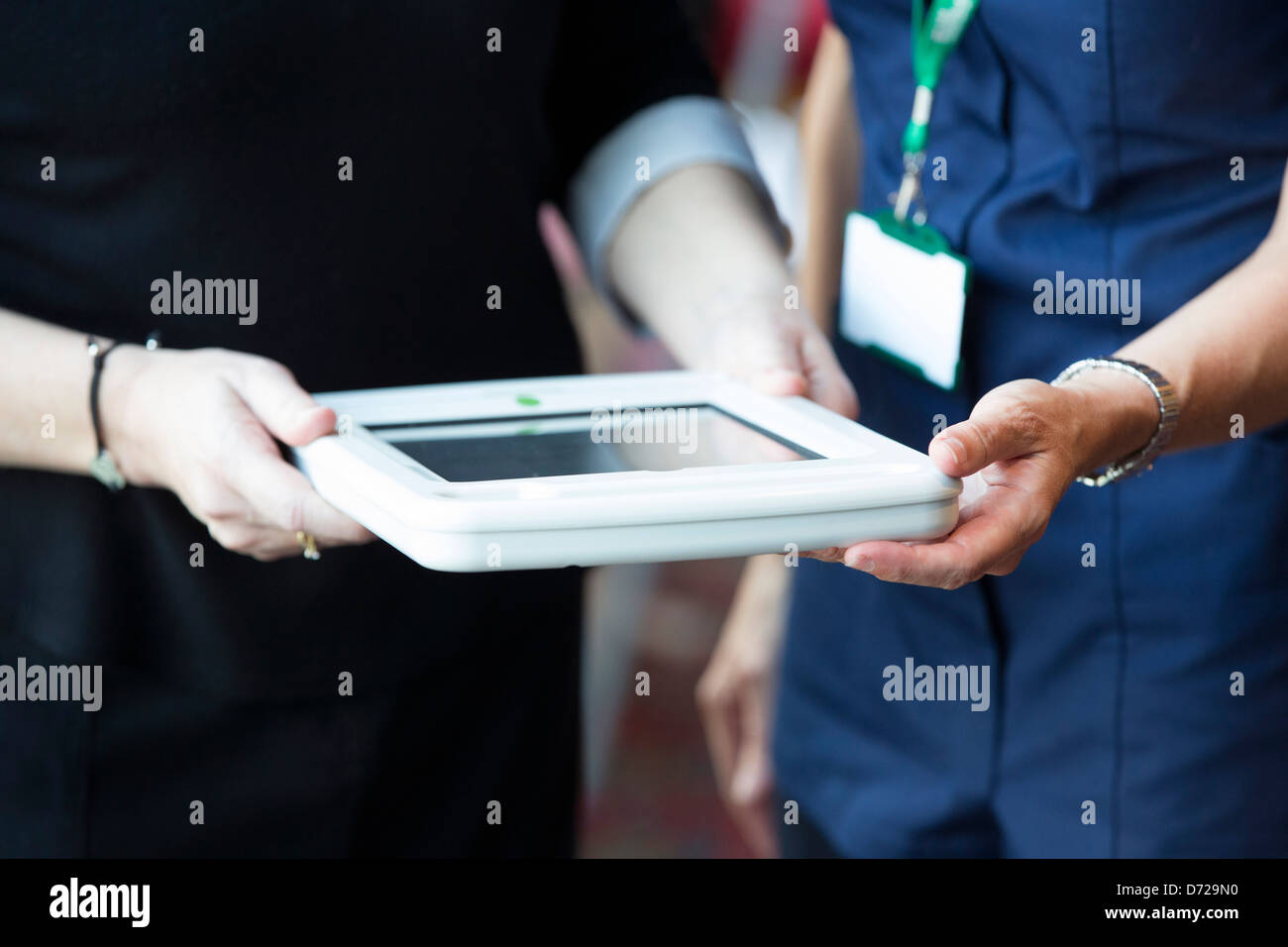 À l'aide de l'infirmière en cas de protection de l'ipad d'apple Banque D'Images