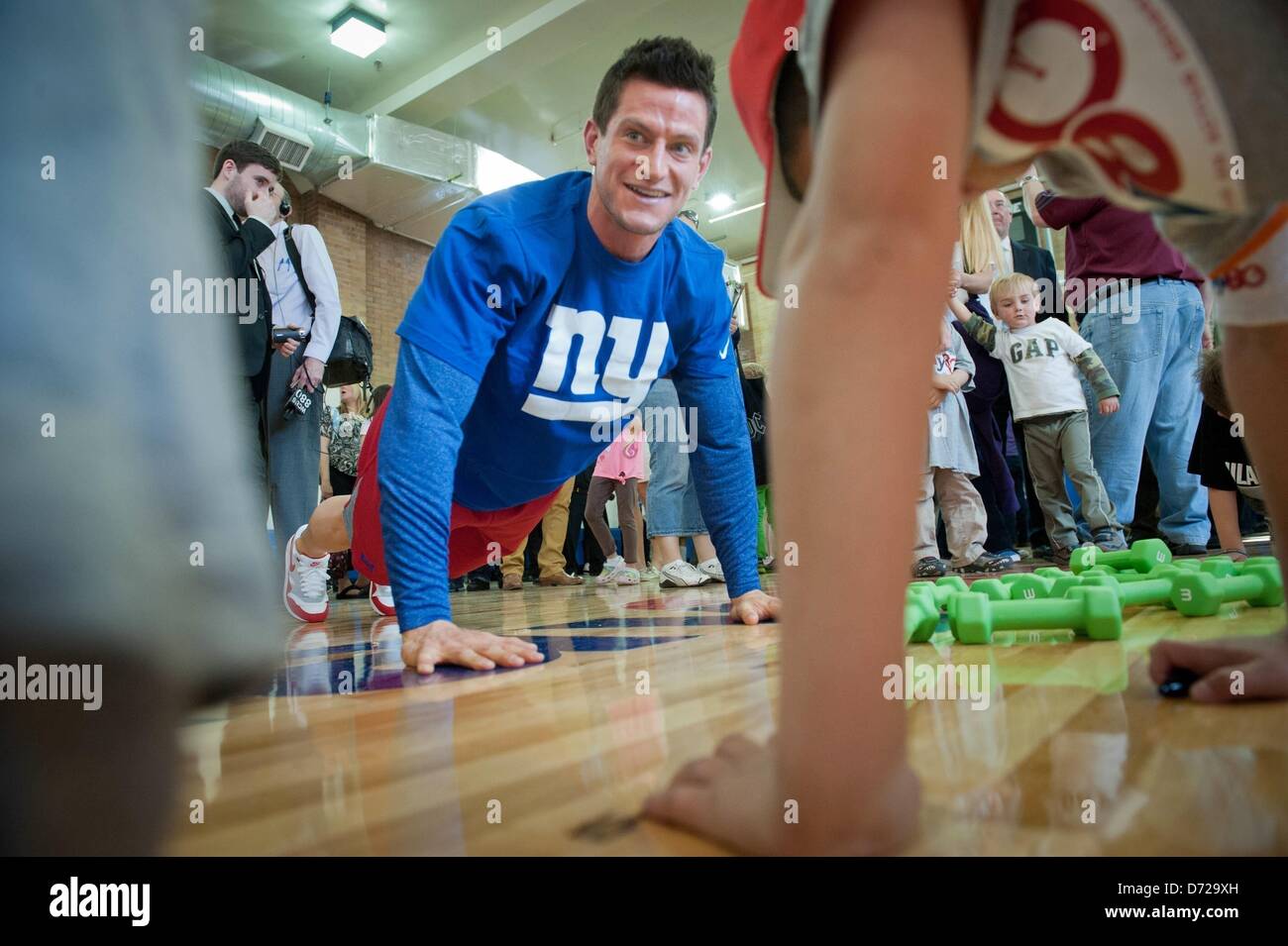 26 avril 2013 - Hoboken, New Jersey, États-Unis - New York Giants dvd STEVE WEATHERFORD conduit les enfants à des exercices comme le gouverneur du New Jersey Chris Christie et commissaire de la NFL Roger Goodell et les membres de la New York Giants et jets de New York le lancement du programme de l'héritage XLVIIL Super Bowl au Club Garçons et Filles du comté de Hudson à Hoboken, Vendredi, Avril 26, 2013. (Crédit Image : © Bryan Smith/ZUMAPRESS.com) Banque D'Images