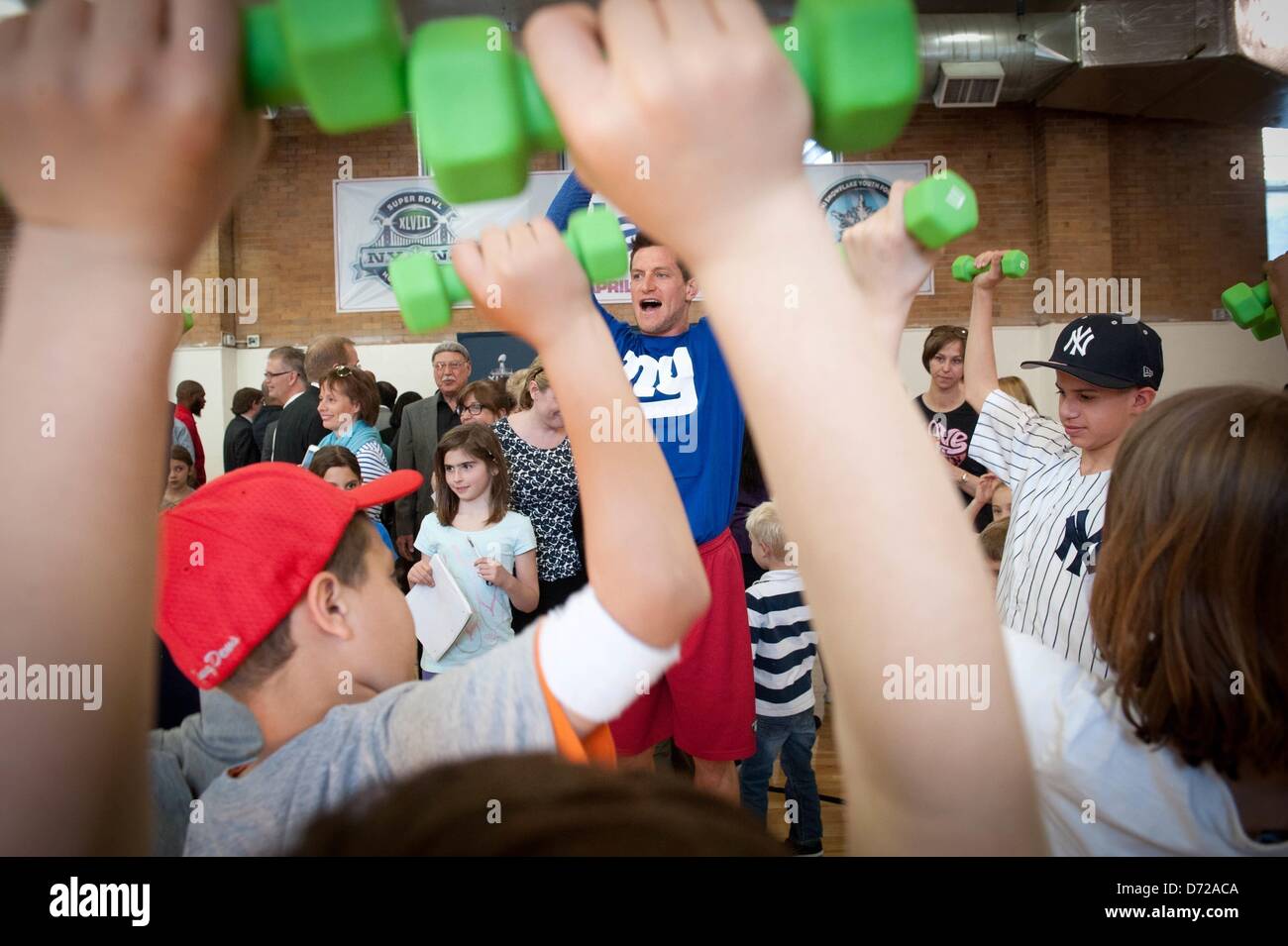 26 avril 2013 - Hoboken, New Jersey, États-Unis - New York Giants dvd STEVE WEATHERFORD conduit les enfants à des exercices comme le gouverneur du New Jersey Chris Christie et commissaire de la NFL Roger Goodell et les membres de la New York Giants et jets de New York le lancement du programme de l'héritage XLVIIL Super Bowl au Club Garçons et Filles du comté de Hudson à Hoboken, Vendredi, Avril 26, 2013. (Crédit Image : © Bryan Smith/ZUMAPRESS.com) Banque D'Images