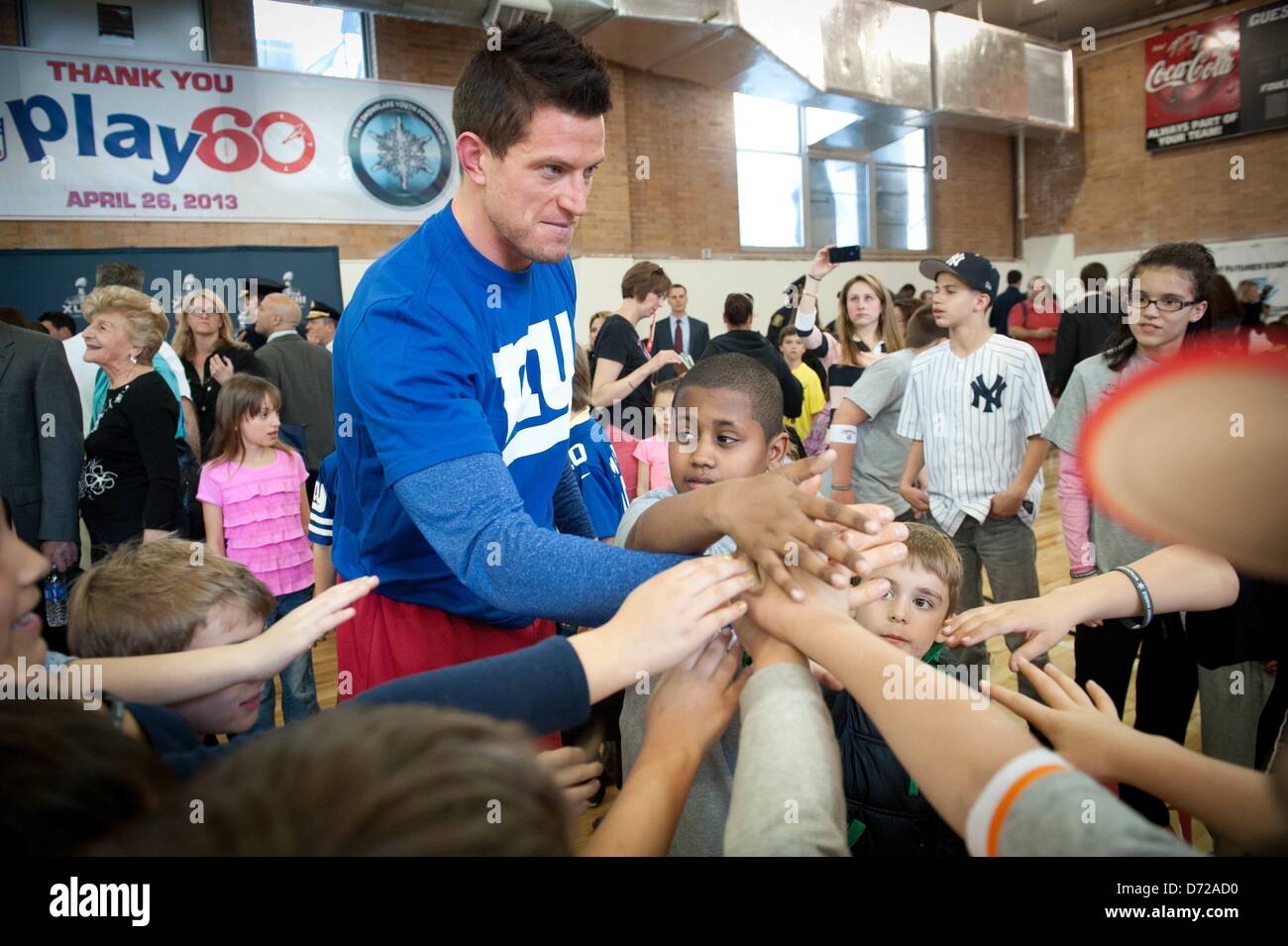 26 avril 2013 - Hoboken, New Jersey, États-Unis - New York Giants dvd STEVE WEATHERFORD conduit les enfants à des exercices comme le gouverneur du New Jersey Chris Christie et commissaire de la NFL Roger Goodell et les membres de la New York Giants et jets de New York le lancement du programme de l'héritage XLVIIL Super Bowl au Club Garçons et Filles du comté de Hudson à Hoboken, Vendredi, Avril 26, 2013. (Crédit Image : © Bryan Smith/ZUMAPRESS.com) Banque D'Images