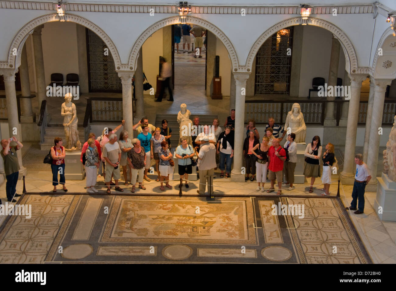 Les touristes à l'intérieur national du Bardo, sol recouvert de mosaïque, Tunis, Tunisie Banque D'Images