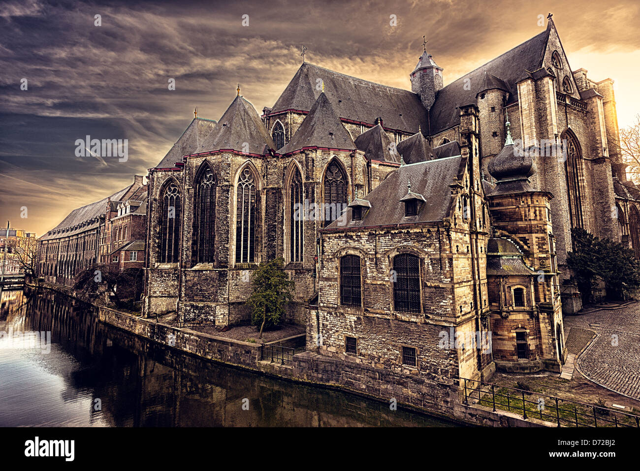 Image HDR de l'église Sint-Michielskerk à Gand, Belgique Banque D'Images