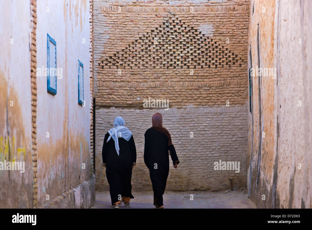 La Marche des femmes dans l'ancienne médina, Tozeur, Tunisie Banque D'Images
