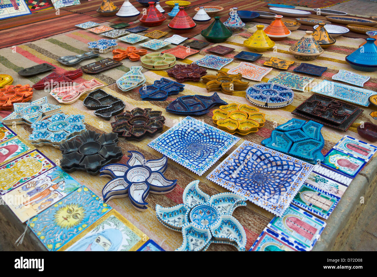 Vente de plaques dans l'ancienne médina, Tozeur, Tunisie Banque D'Images
