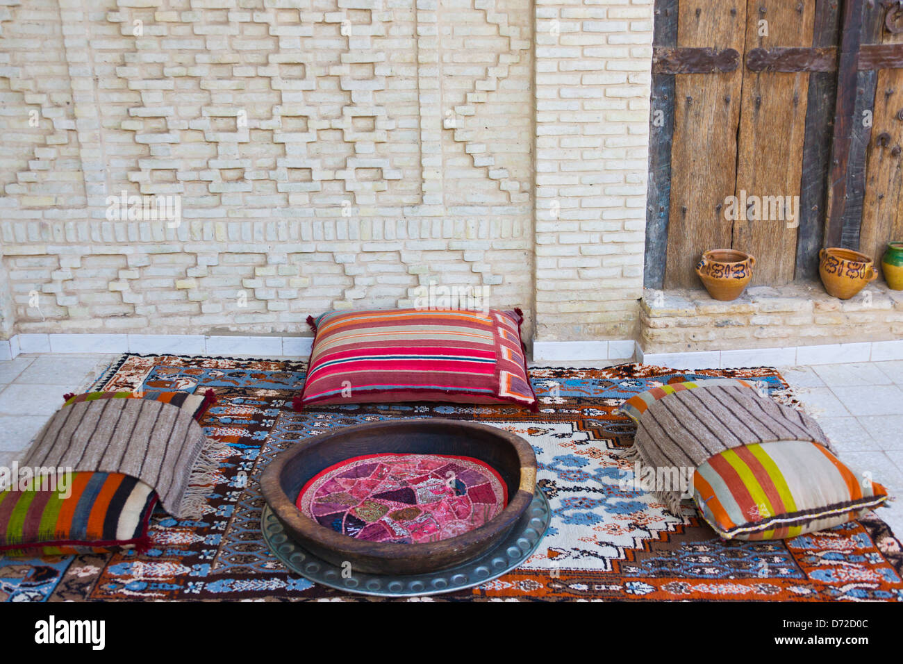 Lieu de repos dans la rue dans l'ancienne médina, Tozeur, Tunisie Banque D'Images