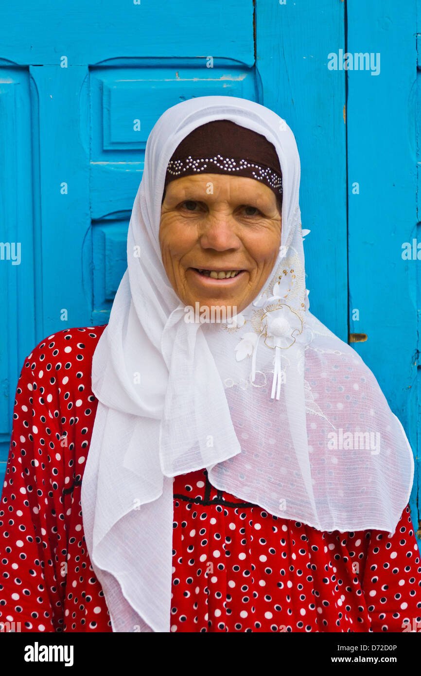 Femme en ancienne médina, Tozeur, Tunisie Banque D'Images
