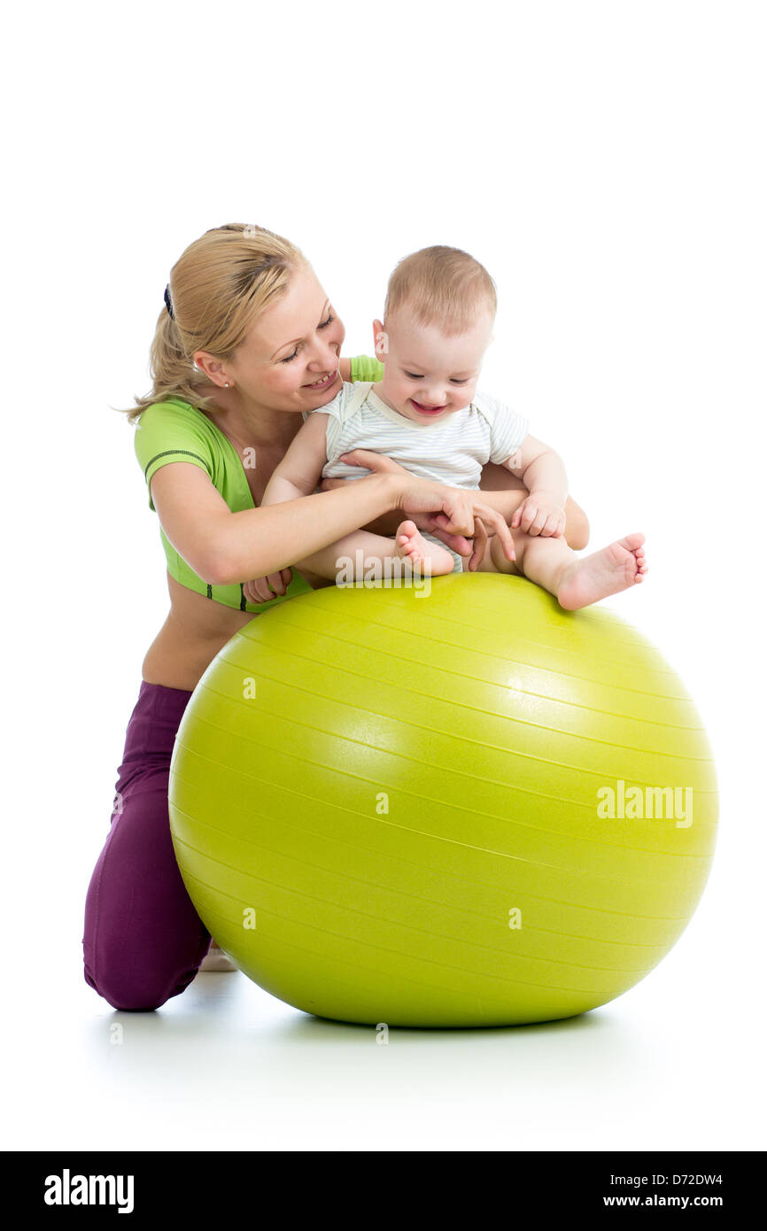 Mère avec bébé s'amusant avec ballon de gymnastique Banque D'Images
