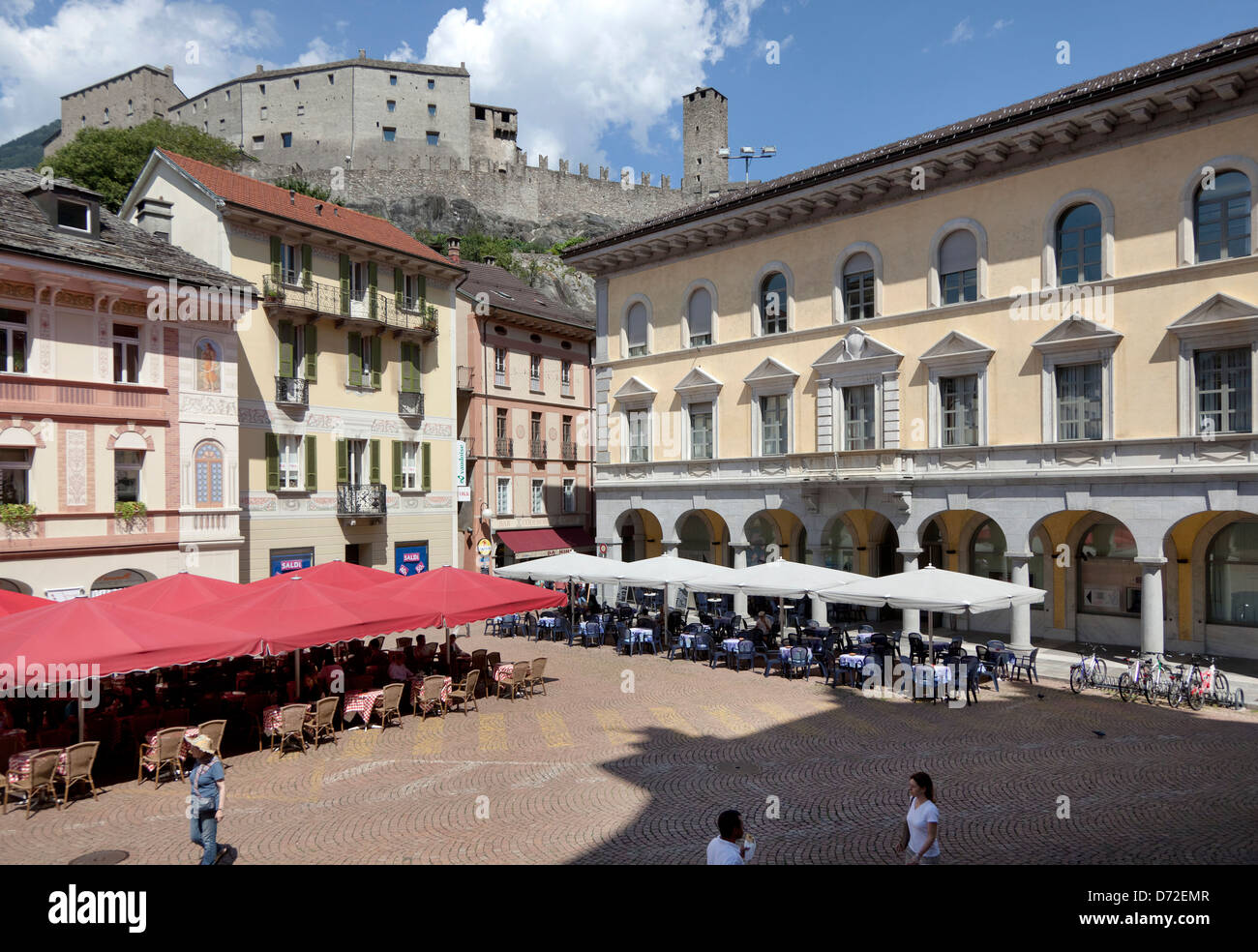 Bellinzona, Suisse, la place du marché avec le Castel Grande à l'arrière-plan Banque D'Images