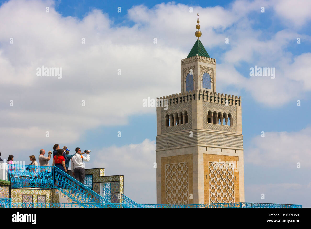 Les touristes regardant le minaret de la Grande Mosquée, Sidi Bou Said, Tunis, Tunisie Banque D'Images