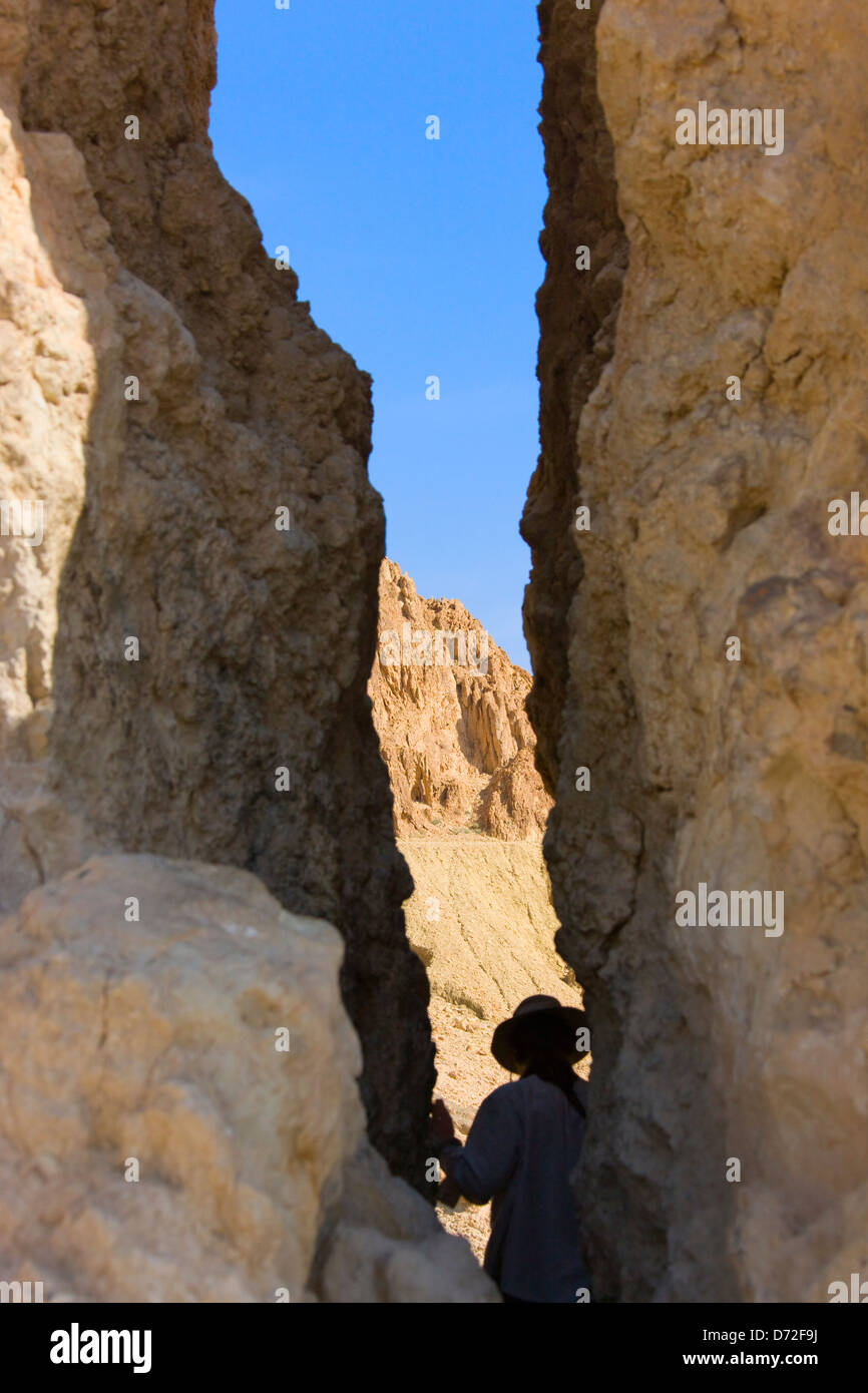 Tourist à Chebika Gorge, dans Atlas-Sahara Mountain, près de Tozeur, Tunisie Banque D'Images