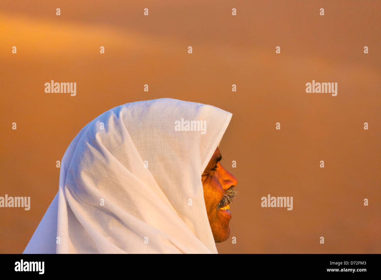 L'homme dans le Sahara, Ksar Ghilane, Tunisie Banque D'Images