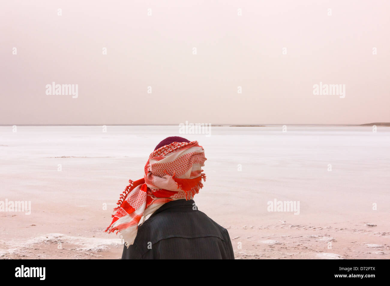 Homme tunisien avec chott El Jerid, salt lake, Tunisie Banque D'Images