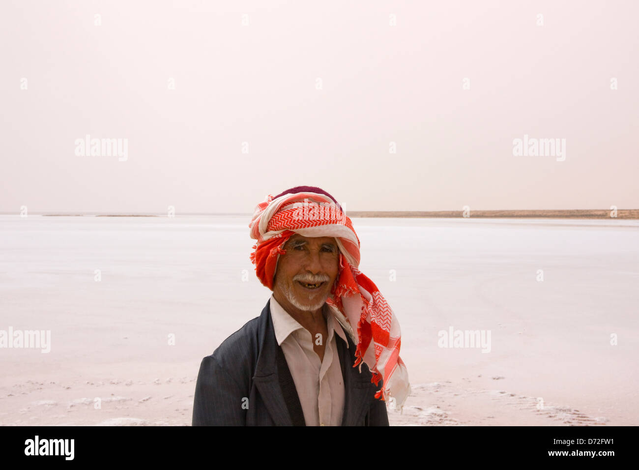 Homme tunisien avec chott El Jerid, salt lake, Tunisie Banque D'Images