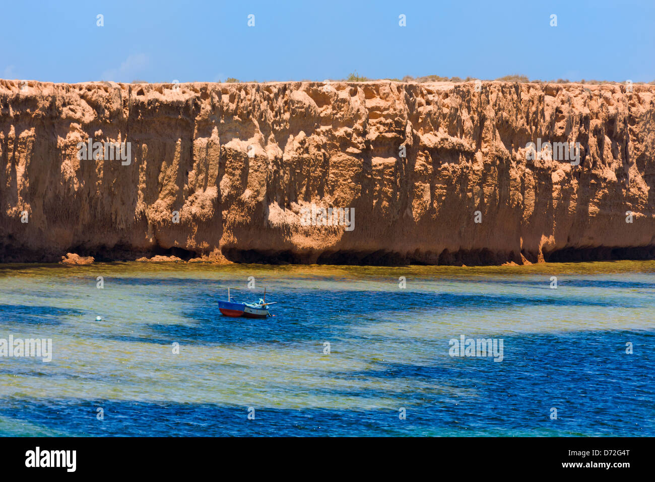 Bateau de pêche, et l'île de Djerba, Tunisie Banque D'Images