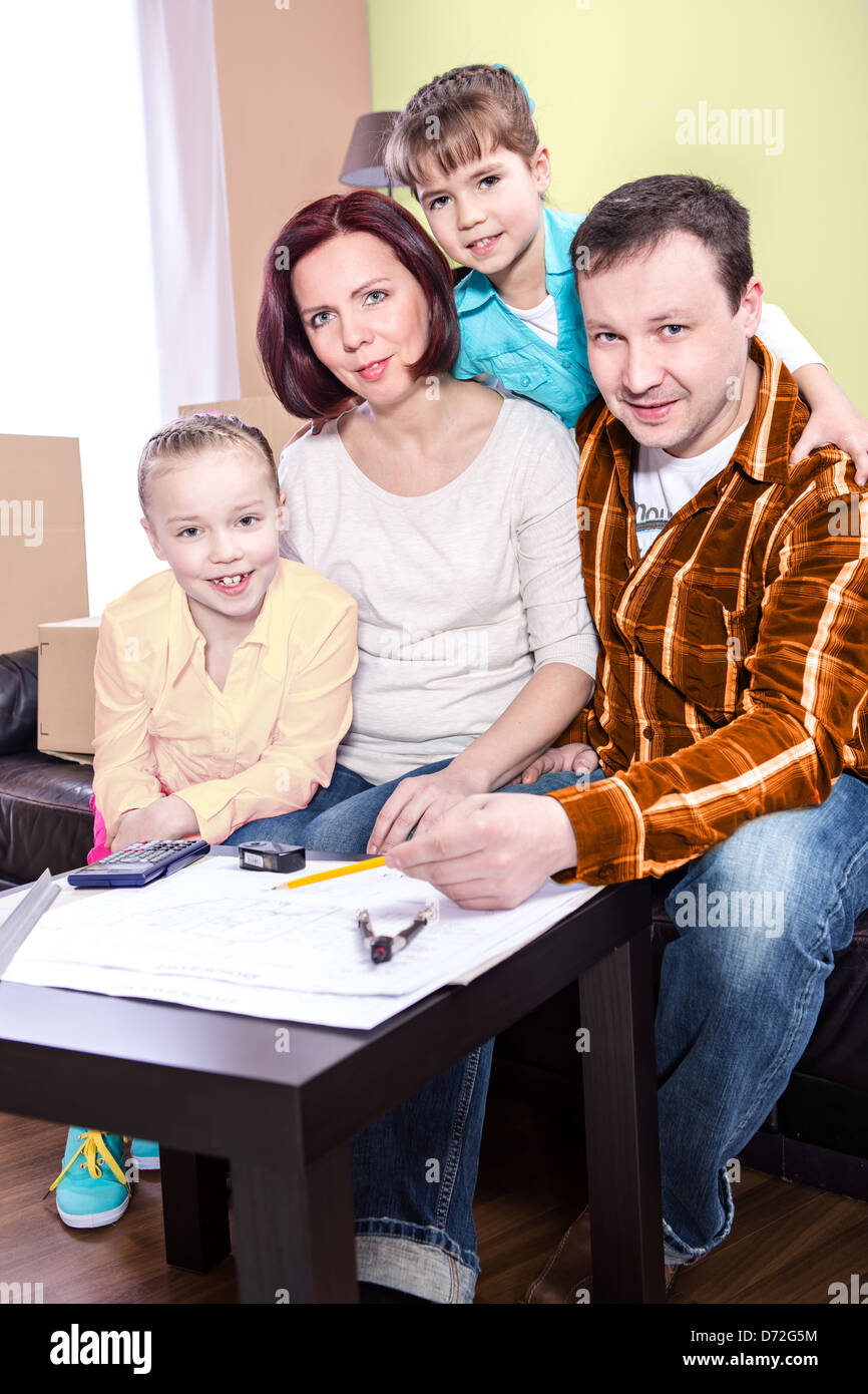 Une jeune famille par la planification d'une nouvelle maison Banque D'Images