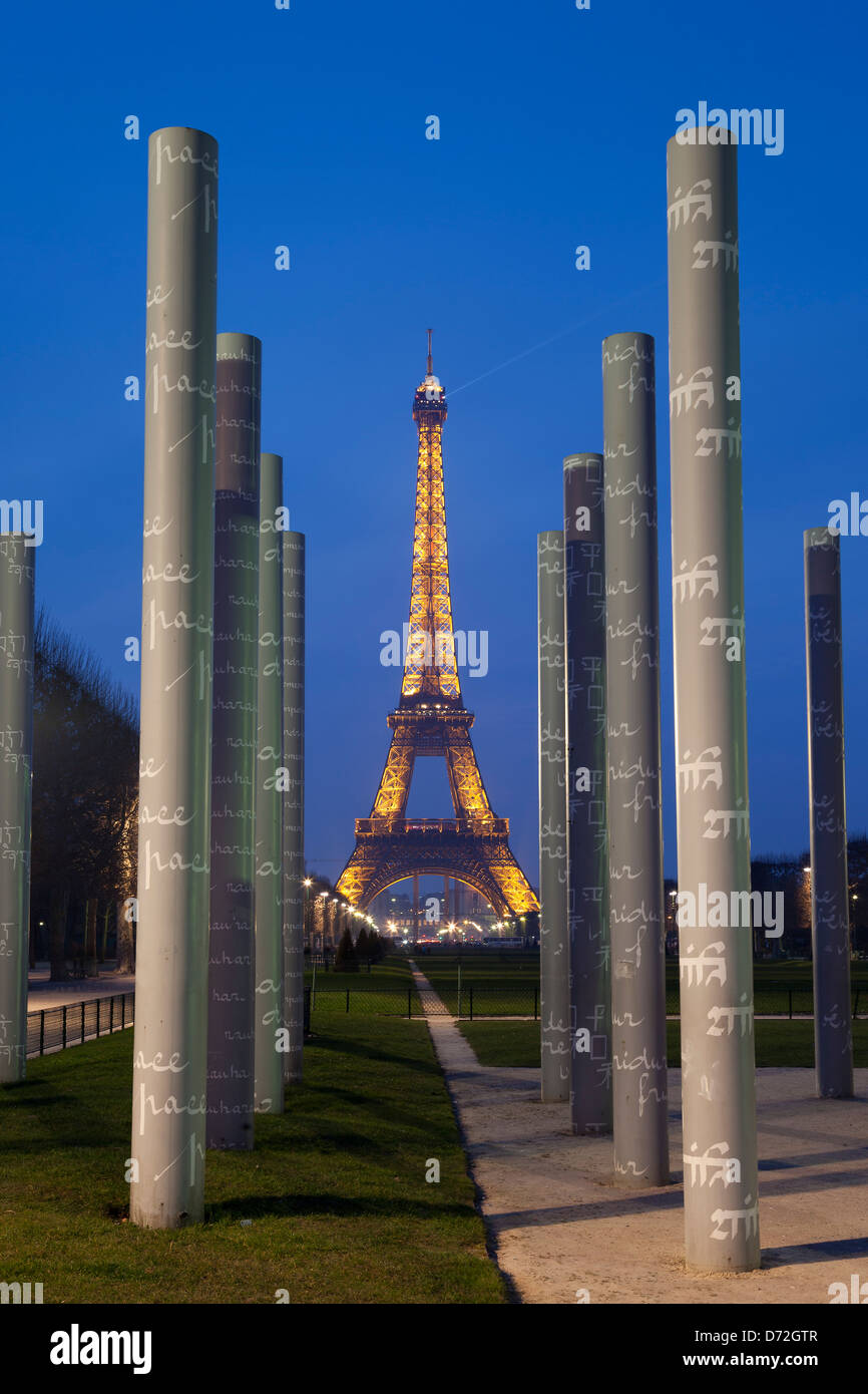 Mur de la paix et de la tour Eiffel, Paris, Ile de France, France Banque D'Images