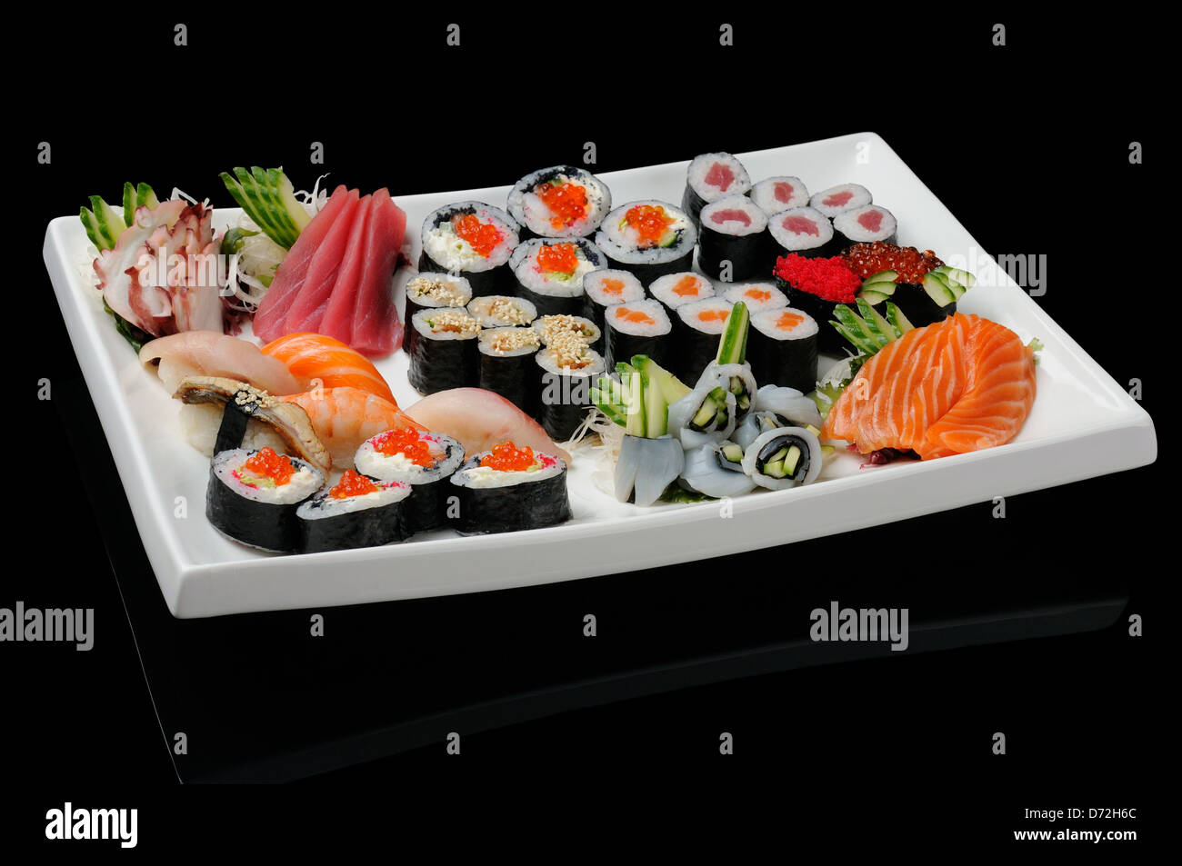 Assortiment de pains, sushi et sashimi servi sur plaque blanche Banque D'Images
