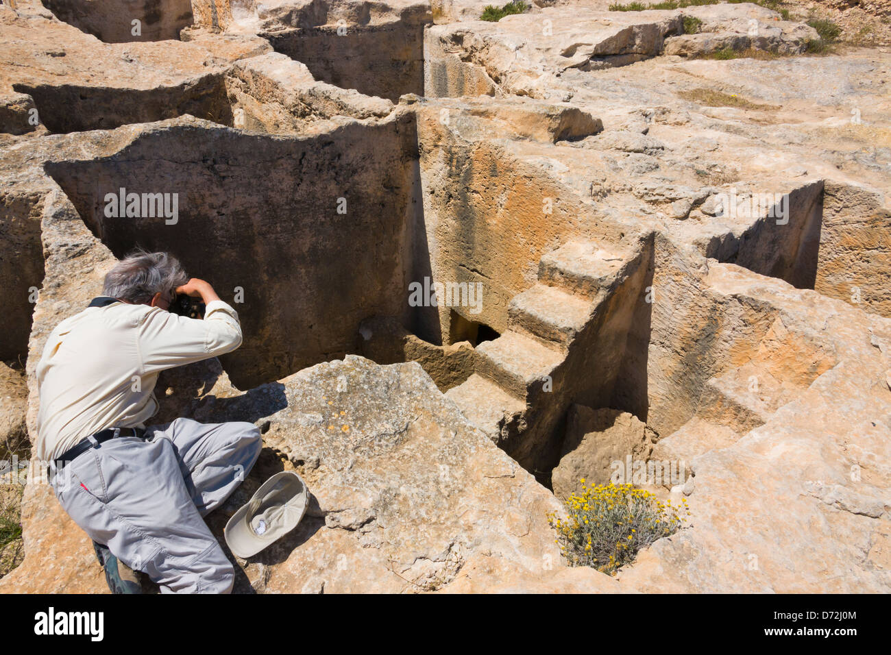 La photographie de tourisme les catacombes, phénicien chambre souterraine tombe avec calligraphie trouvés plus tôt sur le rocher, la Tunisie Banque D'Images