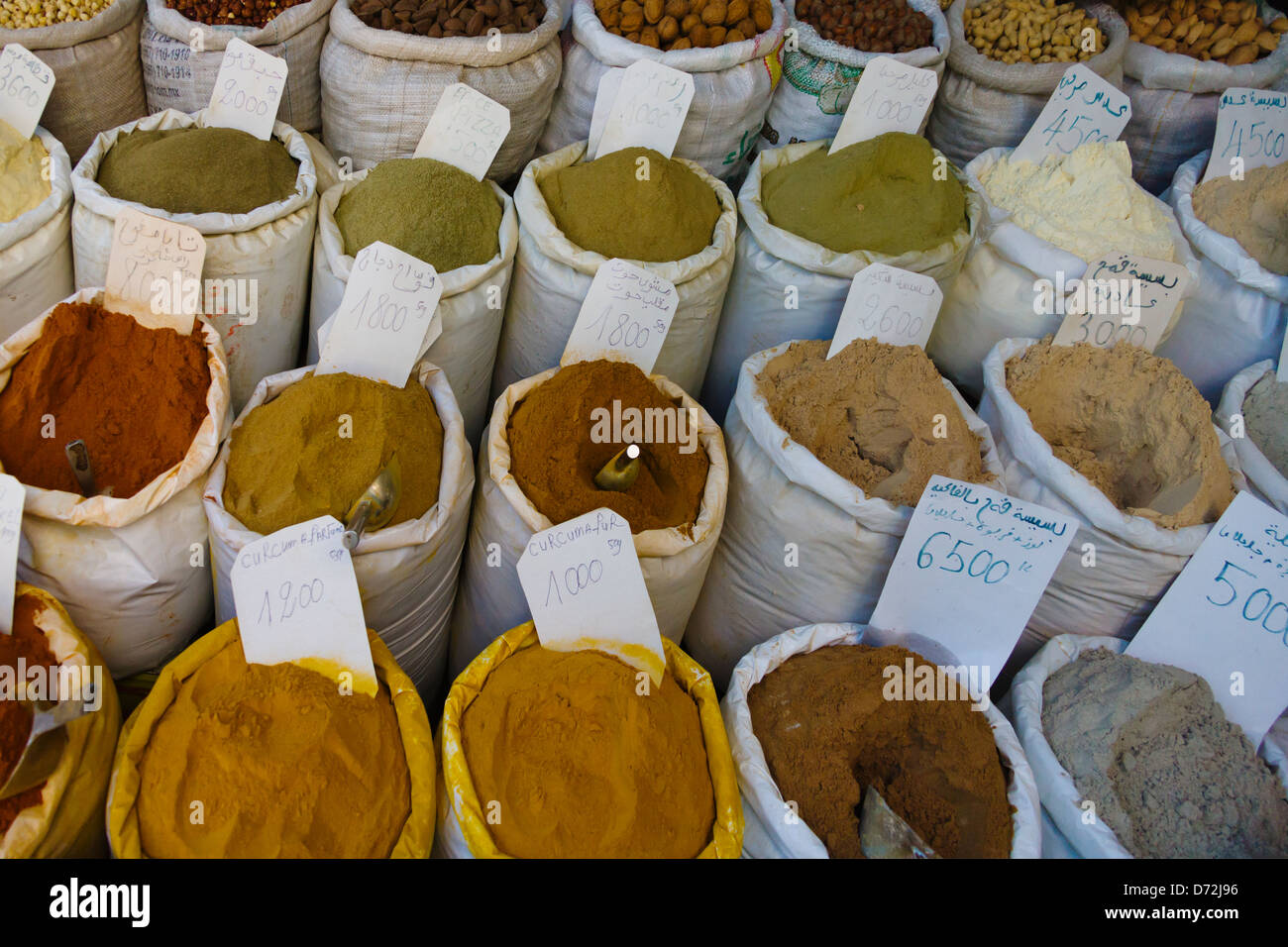 Vente d'épices au marché, Sousse, Tunisie Banque D'Images