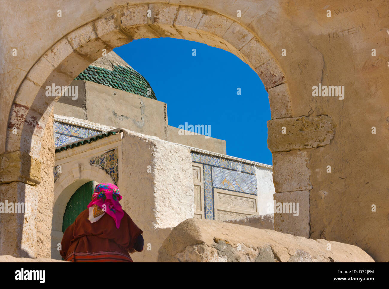 Femme au village fortifié de Takrouna, Tunisie Banque D'Images