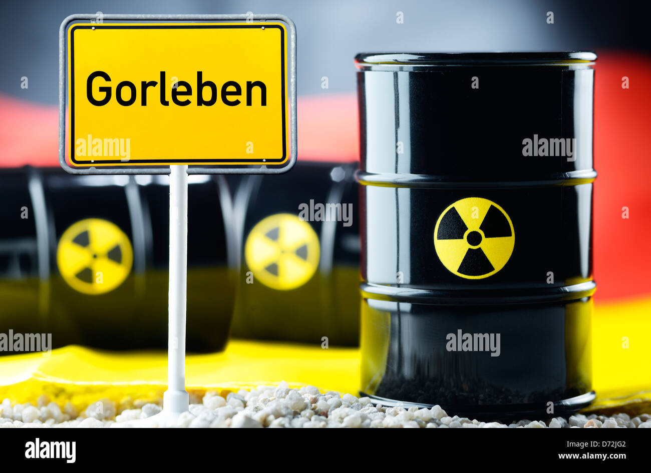 Trois barils de déchets nucléaires devant un drapeau de l'Allemagne et signe avec l'étiquette locale Gorleben Banque D'Images