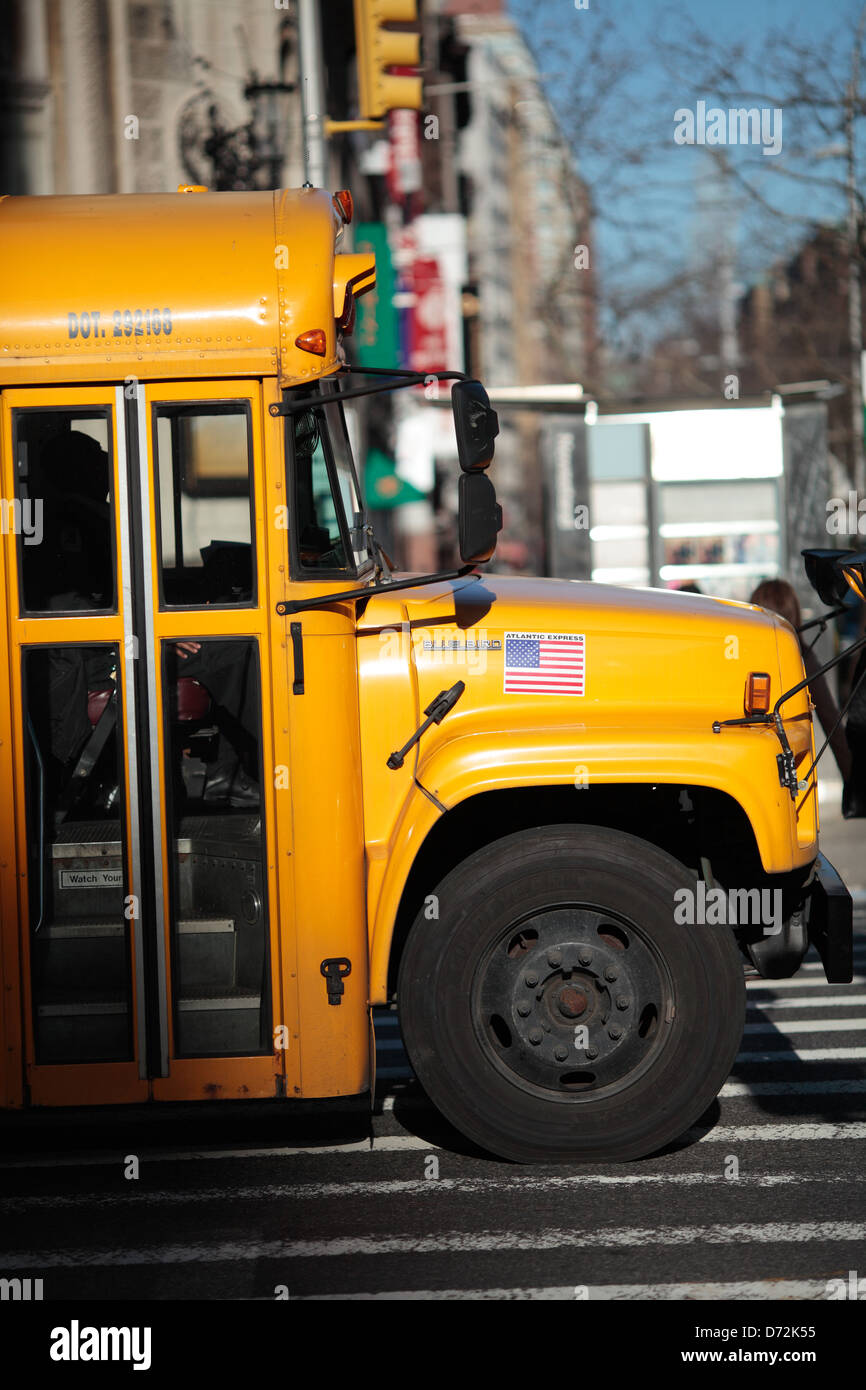 Autobus scolaire jaune à Manhattan, New York. Banque D'Images