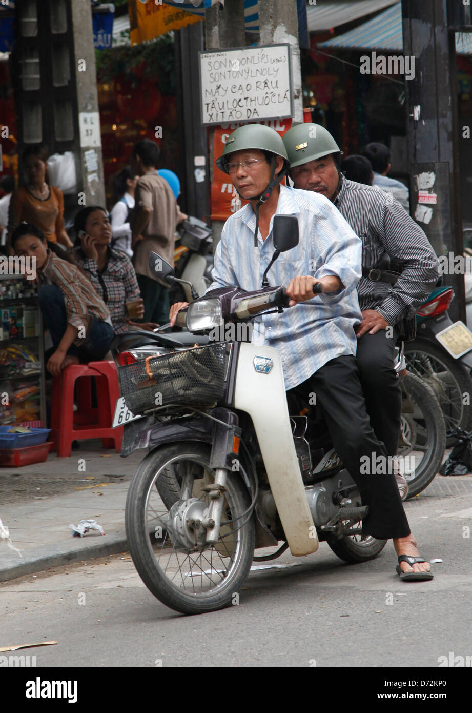 Hanoi, Vietnam, cyclomotoristes sur la route Banque D'Images
