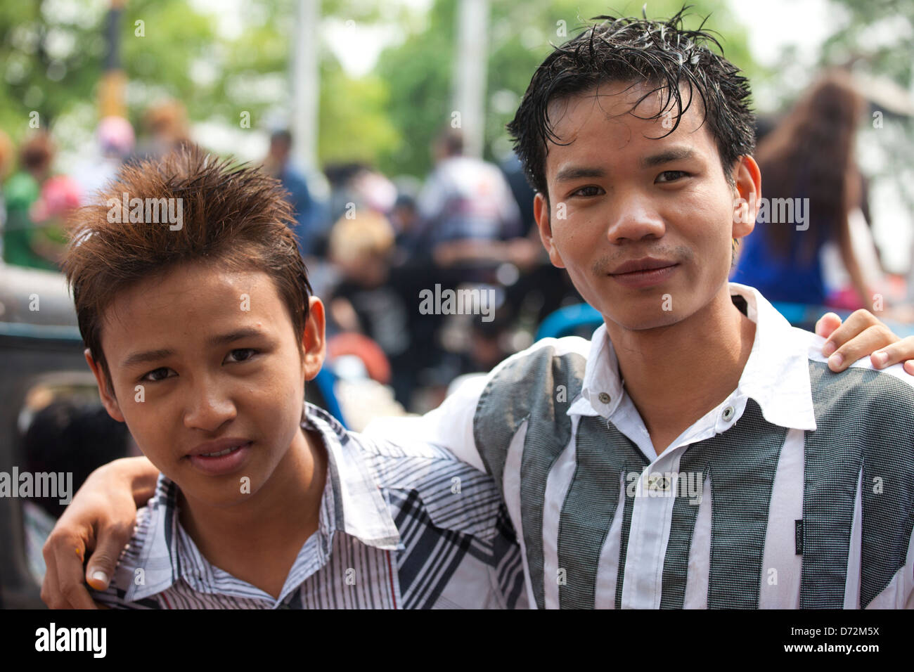 Deux jeunes hommes profiter de leur amitié durant la fête de l'eau Thingyan, une célébration du Nouvel An au Myanmar, Mandalay. Banque D'Images