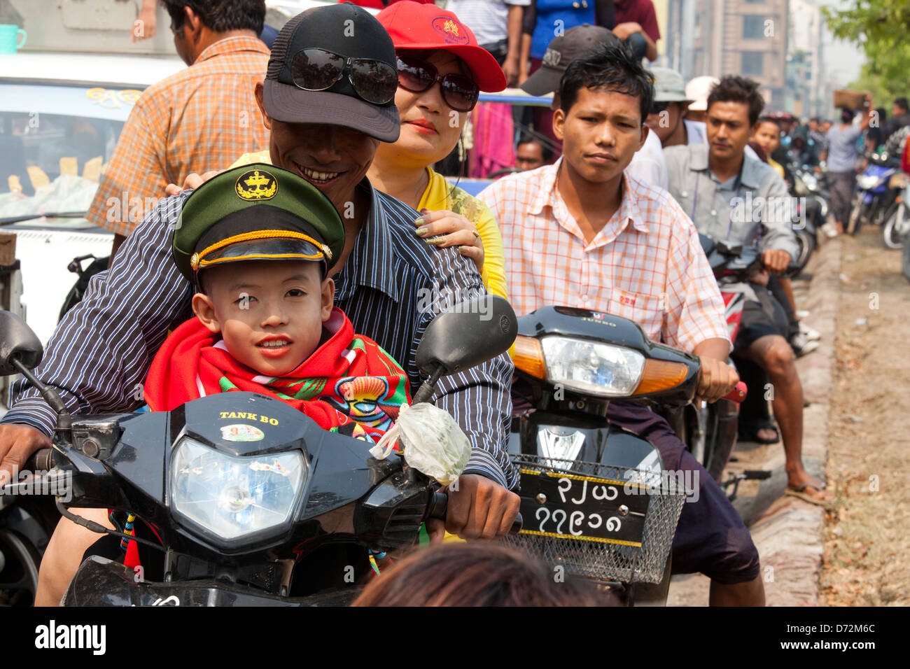 Le trafic s'est arrêté comme des milliers versé dans les rues pour la fête de l'eau Thingyan. Banque D'Images