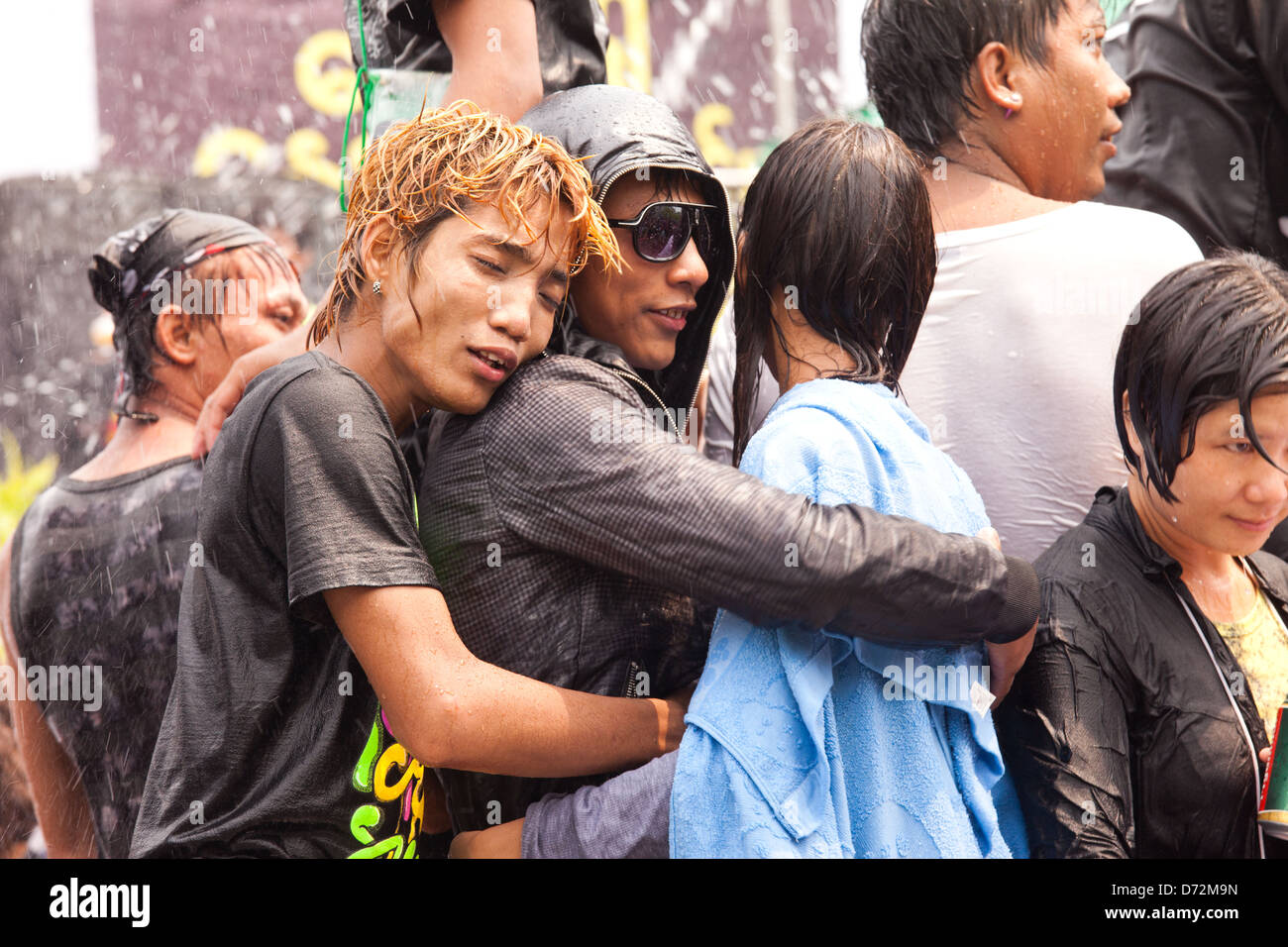 Beaucoup de jeunes trouvent le Festival de l'eau Thingyan un bon moment pour montrer une certaine affection envers leurs amis. Banque D'Images