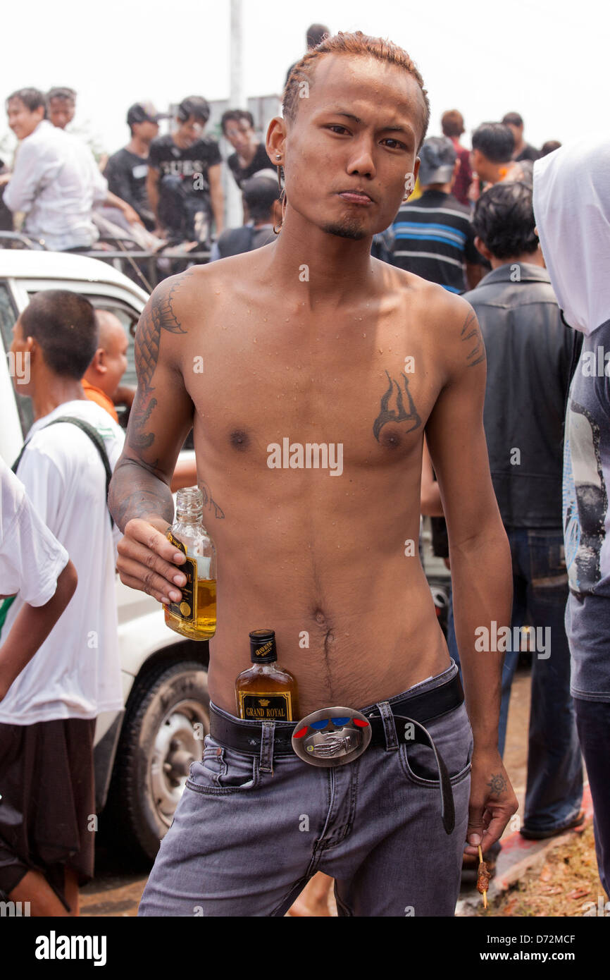 Ce célébrant, semble avoir suffisamment d'alcool pour célébrer la fête de l'eau Thingyan. Banque D'Images