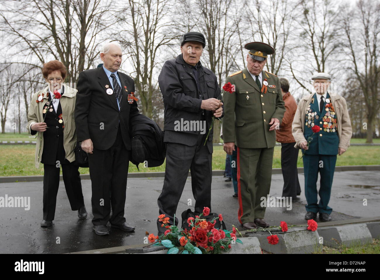 Braniewo , Pologne 27th, avril 2013 l'armée soviétique, les anciens combattants de la Seconde Guerre mondiale visite le plus grand d'Europe dans le cimetière des soldats soviétiques Braniewo pour rendre hommage aux amis de l'Armée Rouge tombés dans l'occasion du 68e anniversaire de la fin de la Seconde Guerre mondiale. Credit : Michal Fludra/Alamy Live News Banque D'Images