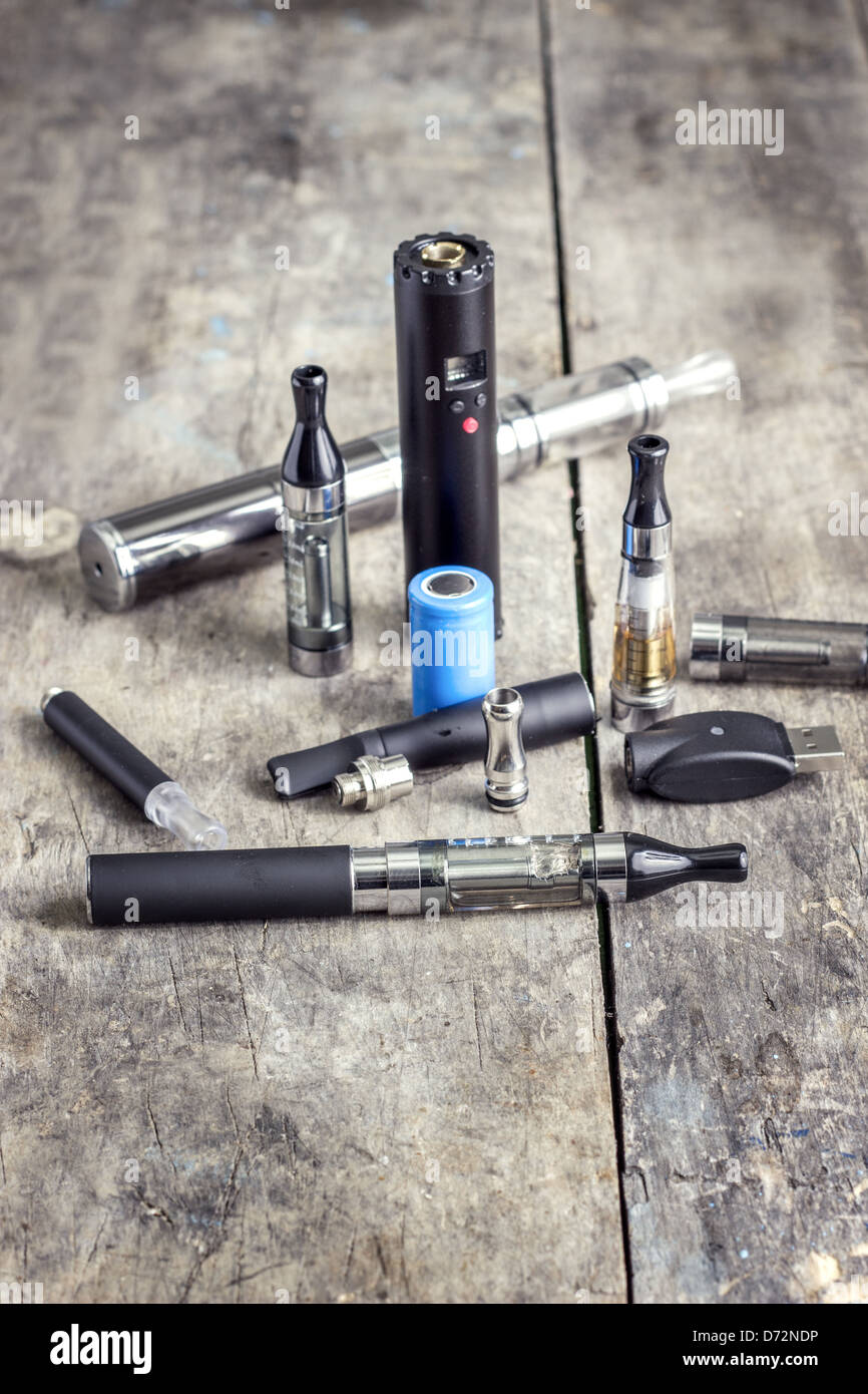 Cigarette lectronique sur l'ancienne table en bois Photo Stock - Alamy