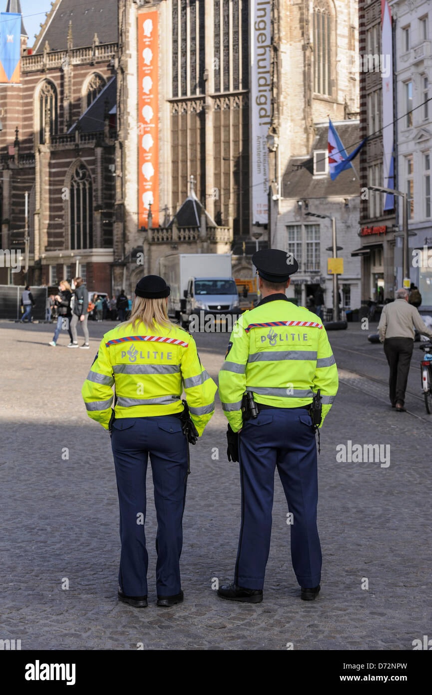 Pays-bas, Amsterdam, 27 avril 2013.Deux agents de police veille sur les préparatifs de l'investiture du roi Willem-Alexander à la Nieuwe Kerk sur la place du Dam à Amsterdam, samedi, 27 avril 2013. La capitale des Pays-Bas se prépare pour le jour de la Reine le 30 avril, qui marque également l'abdication de la Reine Beatrix et l'investiture de son fils aîné Willem-Alexander. Alamy Live News Banque D'Images