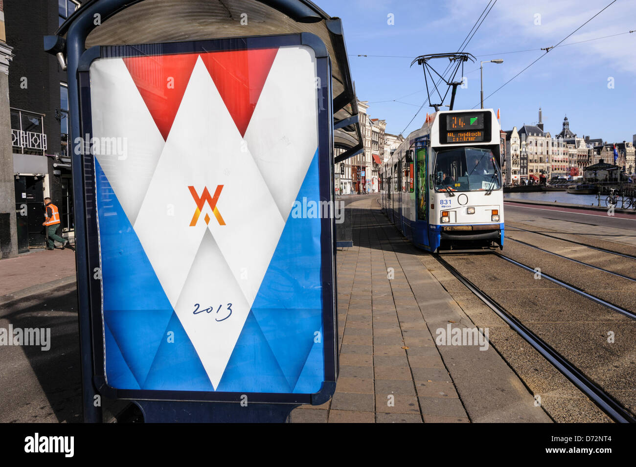 Pays-bas, Amsterdam, 27 avril 2013.Un tramway s'approche d'un stop décoré avec les trois couleurs du drapeau national des Pays-Bas, Amsterdam, 27 avril 2013. Les Pays-Bas se prépare pour le jour de la Reine le 30 avril, qui marque également l'abdication de la Reine Beatrix et l'investiture de son fils aîné Willem-Alexander. Alamy Live News Banque D'Images