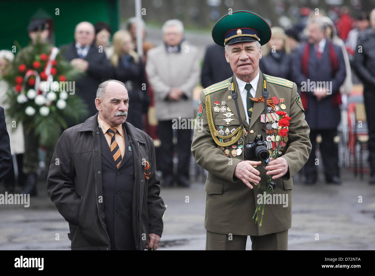 Braniewo, Pologne 27th, avril 2013 Plus de 200 vététistes venus de Pologne de l'Oblast de Kaliningrad en Russie pour prendre part à la 68e anniversaire de la Seconde Guerre mondiale à la fin de l'armée soviétique en cimetière Braniewo. Le gouverneur de l'Oblast de Kaliningrad russe Nikolay Tsukanov prend part à la cérémonie. Credit : Michal Fludra/Alamy Live News Banque D'Images