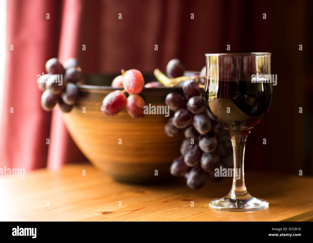 Vin rouge le raisin noir Banque D'Images