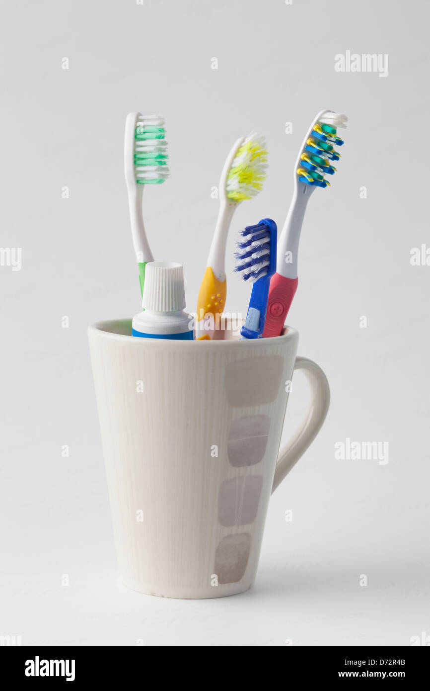 Brosses à dents et du dentifrice dans une tasse Banque D'Images