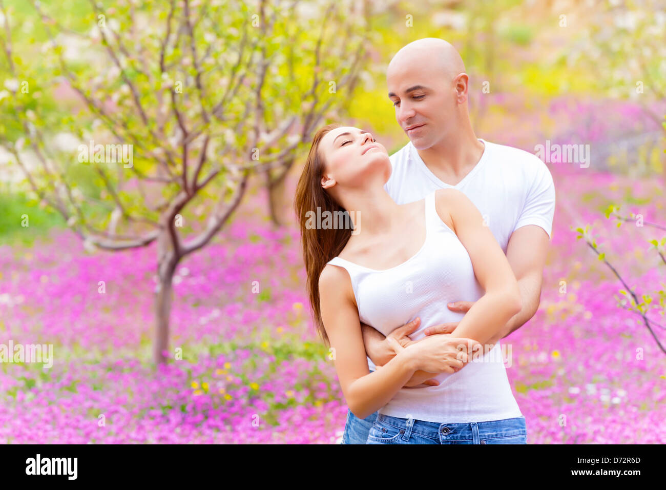Belle Jeune Couple Hugging In Jardin De Printemps Fleurs