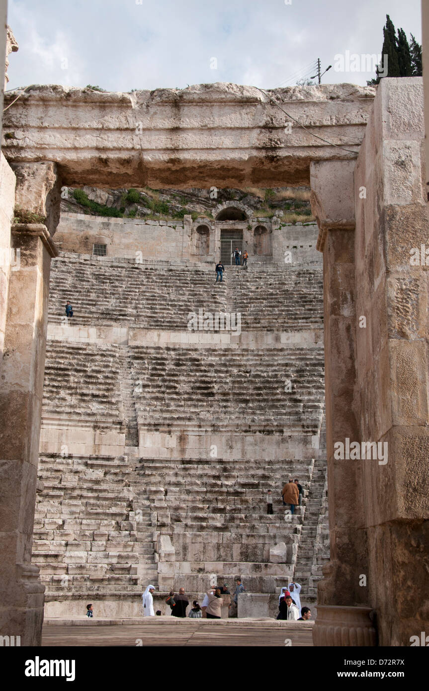 La Jordanie, Amman. Amphithéâtre romain. Voir l'étape de sièges et les visiteurs Banque D'Images