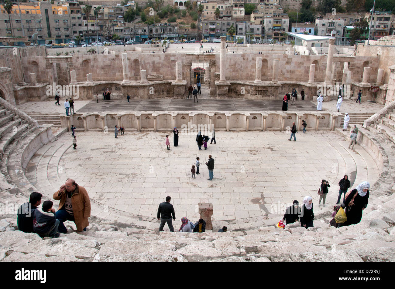 La Jordanie, Amman. Amphithéâtre romain avec les visiteurs Banque D'Images