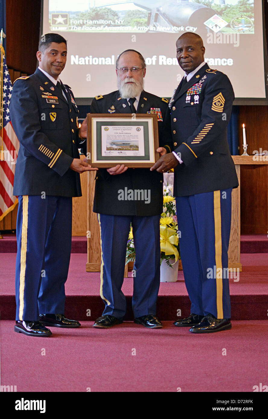 Aumônier de l'armée juive religieuse le rabbin Jacob Goldstein à un service commémoratif de l'Holocauste au Fort Hamilton à Brooklyn, New York Banque D'Images