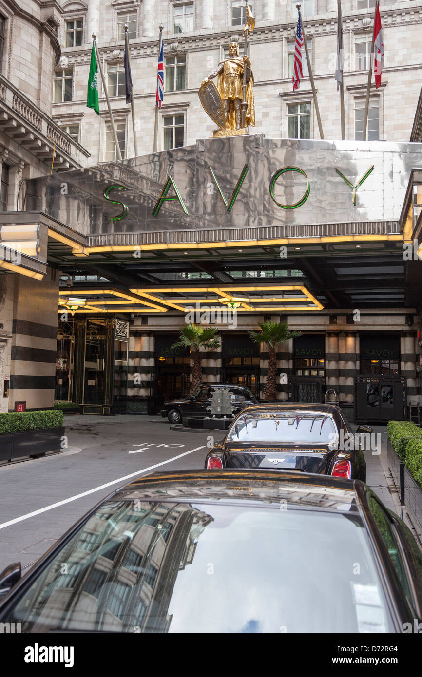 L'extérieur de l'Hôtel Savoy, le Strand, London, Angleterre Banque D'Images