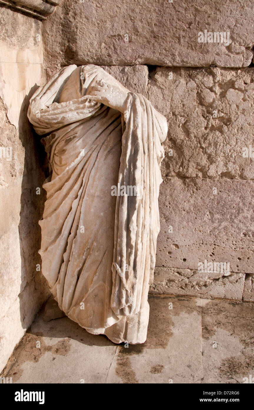 La Jordanie, Amman. Amphithéâtre romain.Reste de statue de la figure avec un chiffon. Banque D'Images