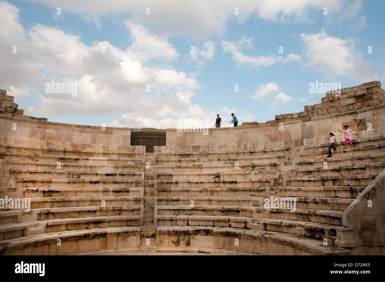 La Jordanie, Amman. Amphithéâtre romain avec enfants jouant Banque D'Images